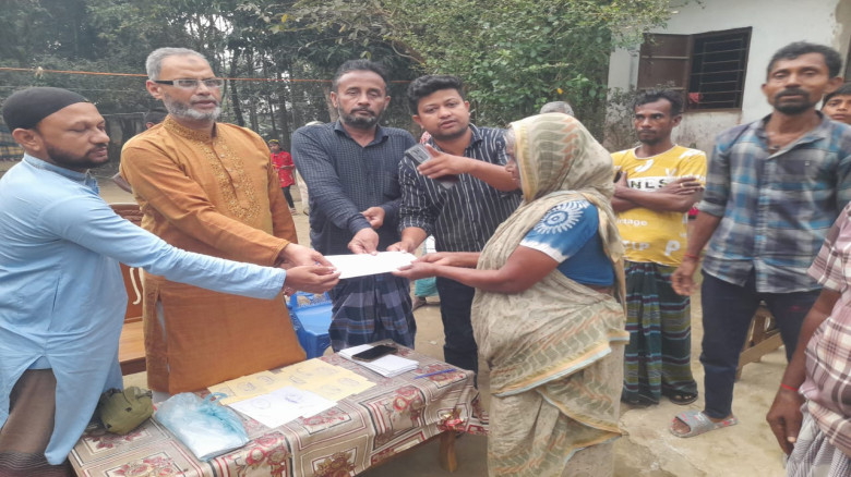 জগন্নাথপুরে সংখ্যালঘু গরীব অসহায় মানুষের মাঝে নগদ অর্থ বিতরণ