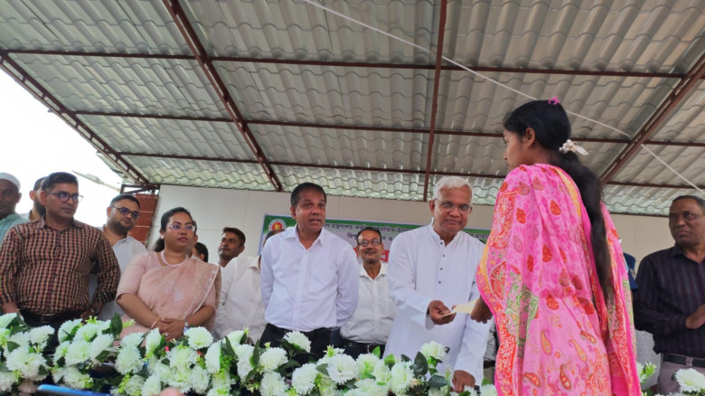 বিরামপুরে মন্ত্রীর উদ্যোগে অনুদান ও গবাদিপশু বিতরণ