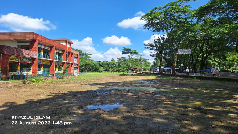 সারী-গোয়াইনঘাট সড়কের পাশে সীমানাপ্রাচীরহীন বার্কিপুর সরকারি 